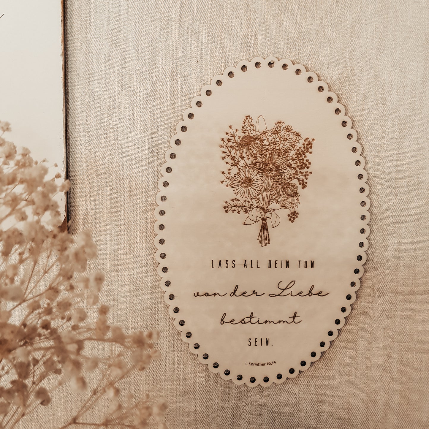 Holzschild "Von der Liebe bestimmt"